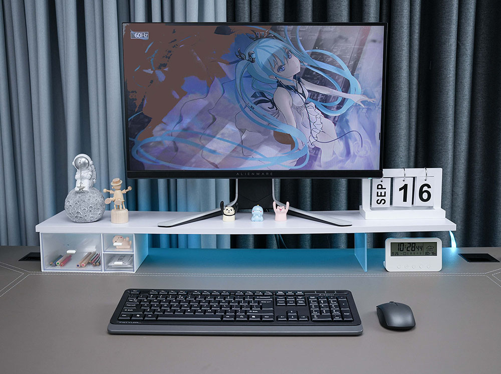 FG16CS Air2 gray mouse in a desktop computer workspace